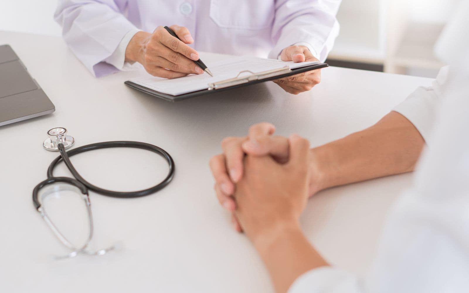 Médico registra informações durante uma consulta de atenção primária à saúde